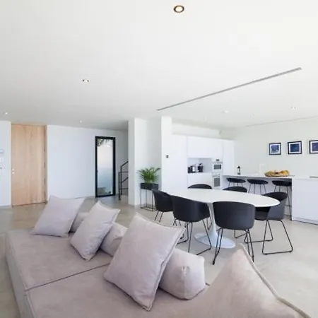 Aqualeo Villa *